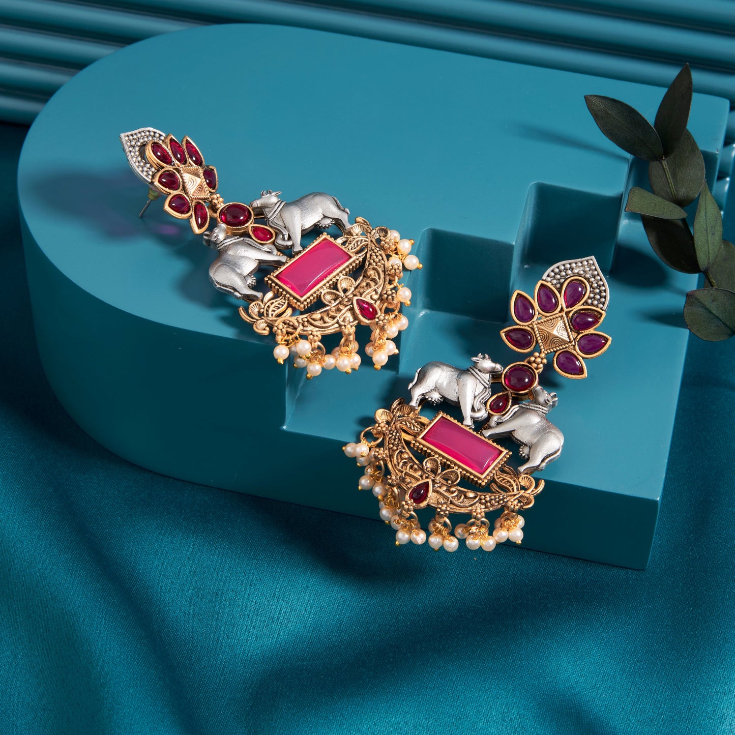 Gold-Toned Earrings with Eye-Catching Stone Detail - AAGER065